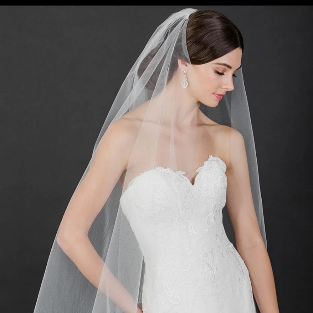 Bel Aire Bridal Knee Length Ivory Veil with Blusher